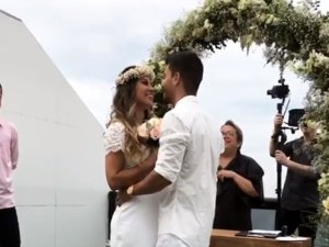 Arthur Aguiar se casa com a ex-BBB Mayra Cardi no civil
