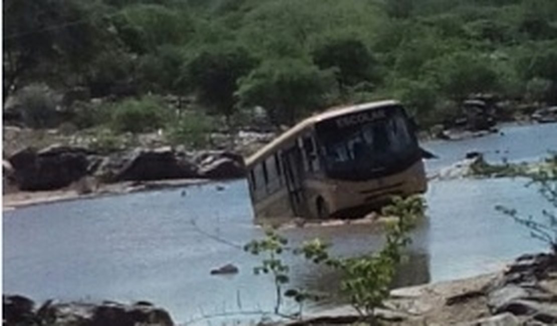 Motorista tenta travessia, mas ônibus escolar fica atolado no meio do rio