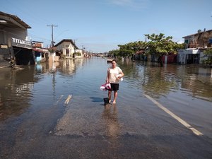 [Vídeo] Moradores da Levada continuam ilhados; nível de água baixa lentamente