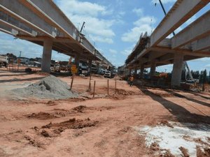 Empresa que trabalha em obra de viaduto rompe rede da Casal no Tabuleiro