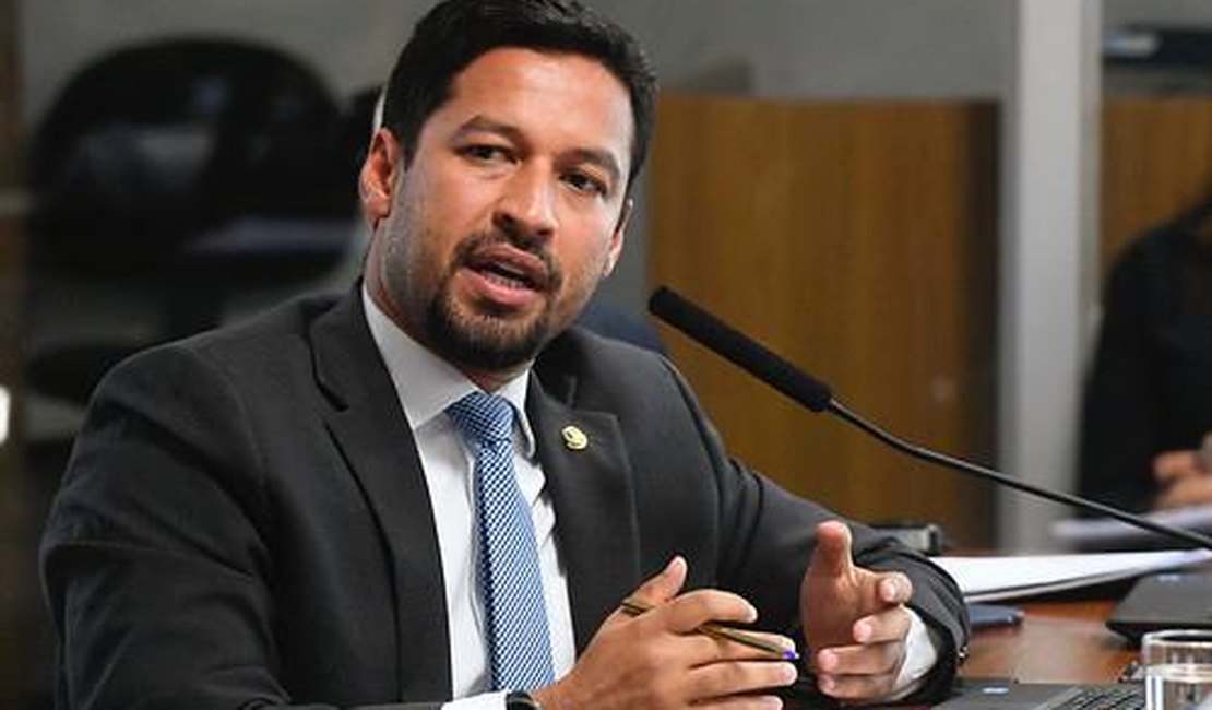 Rodrigo Cunha cobra do governo a prorrogação do auxílio emergencial