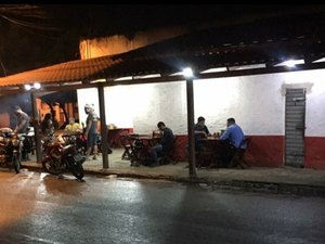 Sem fiscalização, bar descumpre decreto e atende clientes na calçada em Arapiraca