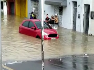  [Vídeo] Chuvas: mulher fica ilhada e águas invadem casas no Centro de Arapiraca