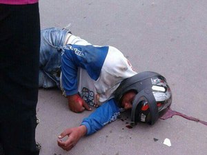 Mototaxista sofre acidente ao tentar empinar moto 