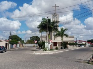 Criminoso rouba túnicas de ministros de Igreja Católica em Arapiraca