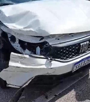 Acidente na Ponte Divaldo Suruagy causa dificuldades no trânsito da região