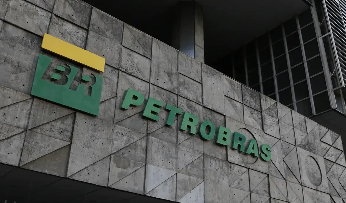 Funcionários da Petrobras entram em greve por tempo indeterminado