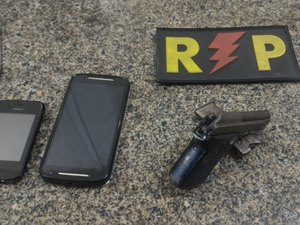Durante abordagem, policia apreende pistola sob posse de menores de idade