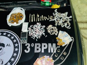 Adolescente é apreendido com 132 pinos de cocaína, crack e maconha no Manoel Teles