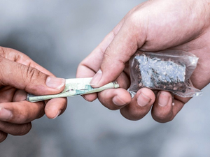 Jovem de 15 anos é flagrado com crack e cocaína no centro de Maribondo