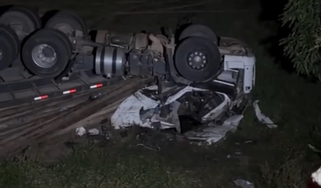 Carreta cai em ribanceira e motorista morre na Avenida Cachoeira do Meirim