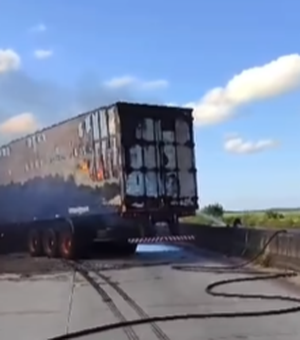 [Vídeo] Choque entre caminhões provoca incêndio em um dos veículos na BR-101 em São Miguel dos Campos