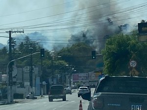 Incêndio em vegetação assusta população e fumaça encobre prédio, em Maceió