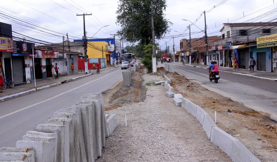 Prefeitura realiza ações de infraestrutura para requalificação da Avenida Benedito Bentes