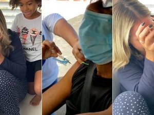 Carla Perez se emociona ao ver pai sendo vacinado contra a covid-19