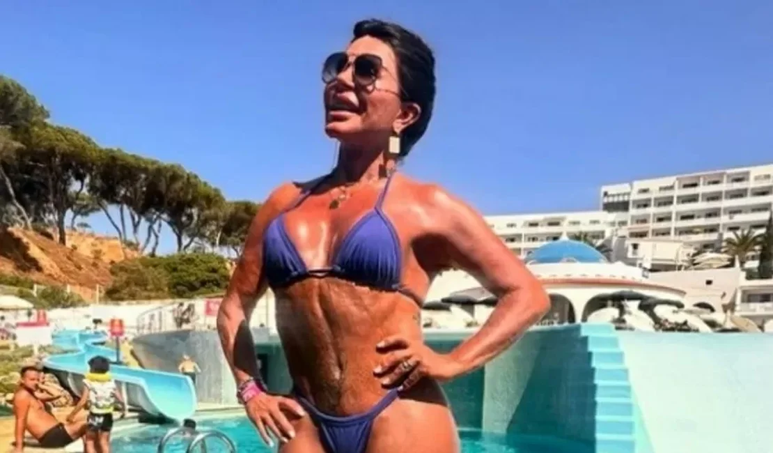 Gretchen exibe corpo sarado ao posar em dia de sol no sul de Portugal