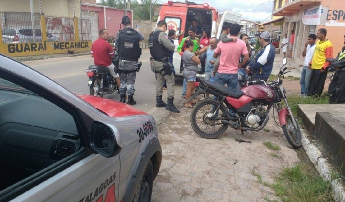 Motociclista colide contra carro ao tentar fazer ultrapassagem