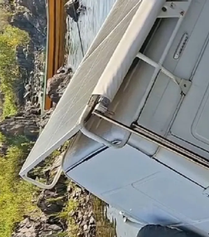 Motorhome desce ladeira e cai no Rio São Francisco em Piranhas