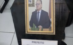 Caixão simbólico do prefeito de Santana do Ipanema