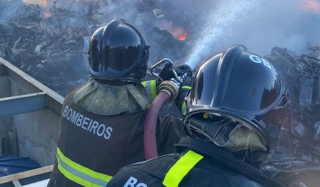 Bombeiros são acionados para controlar incêndio na parte alta de Maceió