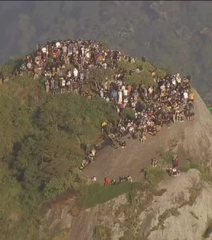Operação contra CV deixa turistas ilhados e ônibus fica atravessado no Rio de Janeiro