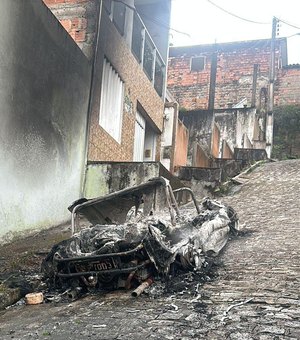 [Vídeo] Buggy pega fogo em ladeira no município de Porto Calvo