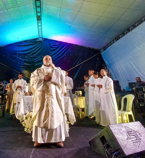 Primeira noite da Romaria de Frei Damião reúne fiéis com missa e show do Frei Sílvio