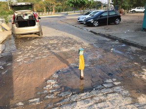 [Vídeo] População reclama de água jorrando há um mês em rua de Arapiraca