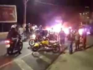 Moradores interditam Avenida Rotary e cobram redutor de velocidade