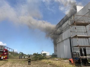 Incêndio em estabelecimento comercial mobiliza sete viaturas dos bombeiros para conter chamas
