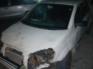 Condutor inabilitado é flagrado fazendo manobras perigosas com carro repleto de irregularidades