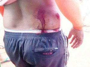 Bandidos roubam dinheiro de caminhão carregado com galinhas e atiram em funcionário