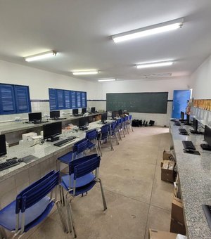 Educação entrega mais 60 novos computadores às escolas da rede municipal de ensino