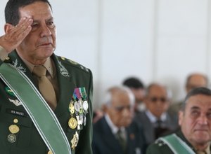Casa só com 'mãe e avó' é 'fábrica de desajustados' para tráfico, diz Mourão