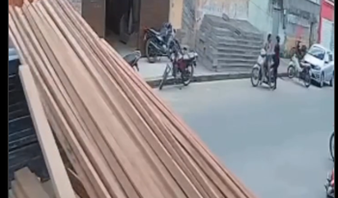 Trabalhador cai da carroceria de caminhão e é atingido por pedaço de madeira