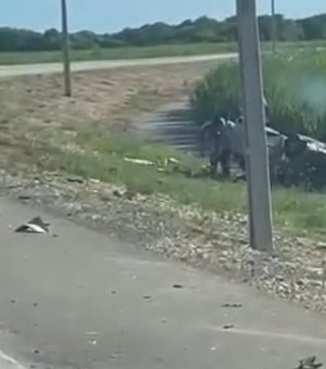 [Vídeo] Acidente entre carro e caminhão deixa uma pessoa morta e outra ferida em Jequiá da Praia