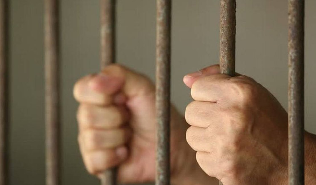 Homem é preso acusado de invadir e furtar residência na Jatiúca