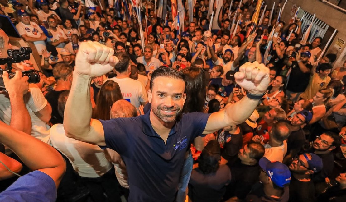 Paulinho Mendonça participa de caminhada no Jacintinho, em Maceió