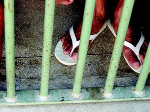 Covid-19: comissão internacional defende medidas alternativas à prisão