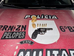 Dupla é presa com crack e revólver durante ação policial em Matriz de Camaragibe