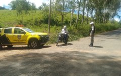 Abordagens do BPRv reforçam segurança em rodovia de Porto Calvo