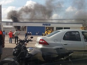 Caminhão pega fogo em estacionamento e princípio de incêndio assusta populares