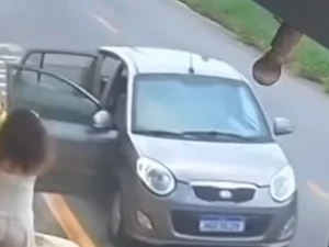 Homem pula pela janela de carro e salva crianças de acidente em MG