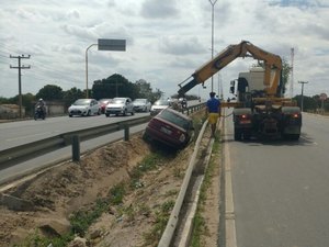 Colisão entre carro e moto deixa motociclista ferido