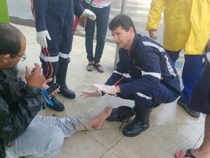 Motociclista avança sinal e colide em caminhão baú