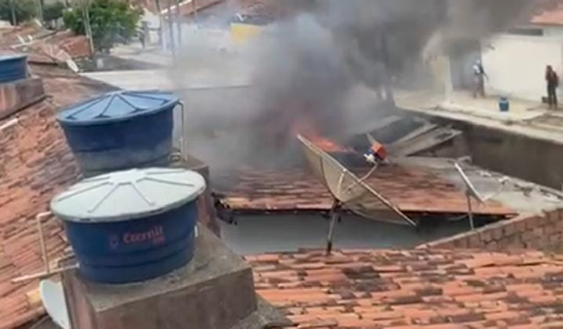 [Vídeo] Incêndio atinge duas casas e deixa morador ferido em Arapiraca