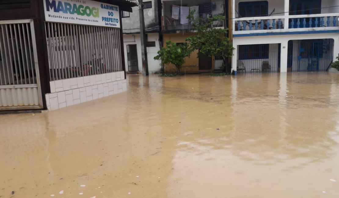 [Vídeo] Ruas de Maragogi ficam alagadas com as fortes chuvas