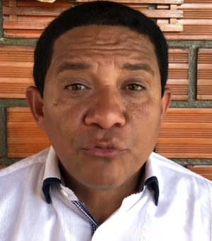 [Vídeo] Em “live”, prefeito Julio Cezar exibe pistola em cima de mesa 