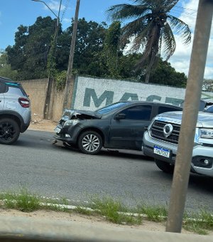 Colisão entre dois carros deixa trânsito lento na AL-220, em Arapiraca