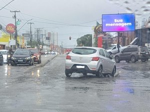 Chuvas agravam alagamentos e travam trânsito em trecho da Av. Menino Marcelo